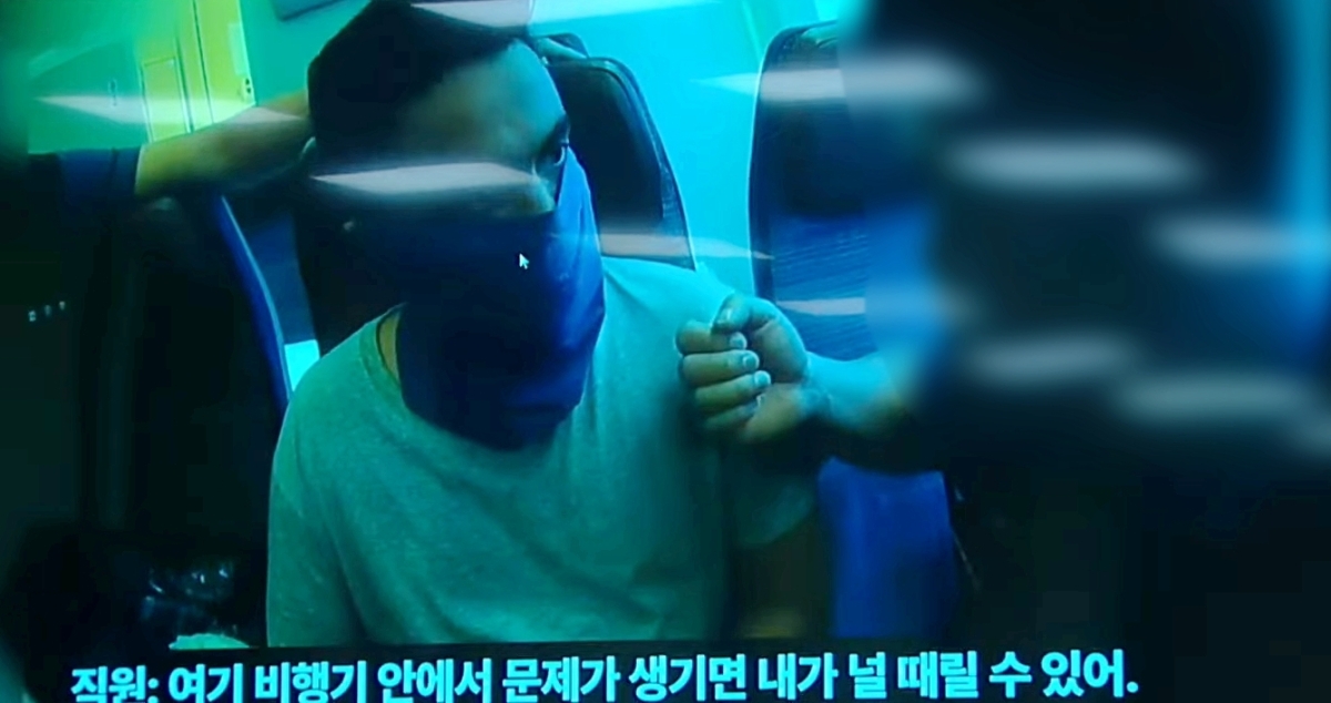 법무부 강제송환 과정 중 가혹행위 장면. 유튜브채널 ‘NATV 국회방송’ 캡처