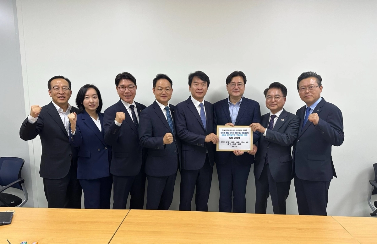 천안·아산, 춘천 지역 국회의원과 지방자치단체장들이 홍익표 정무수석에게 건의문을 전달하고 있다. 문진석 의원실 제공