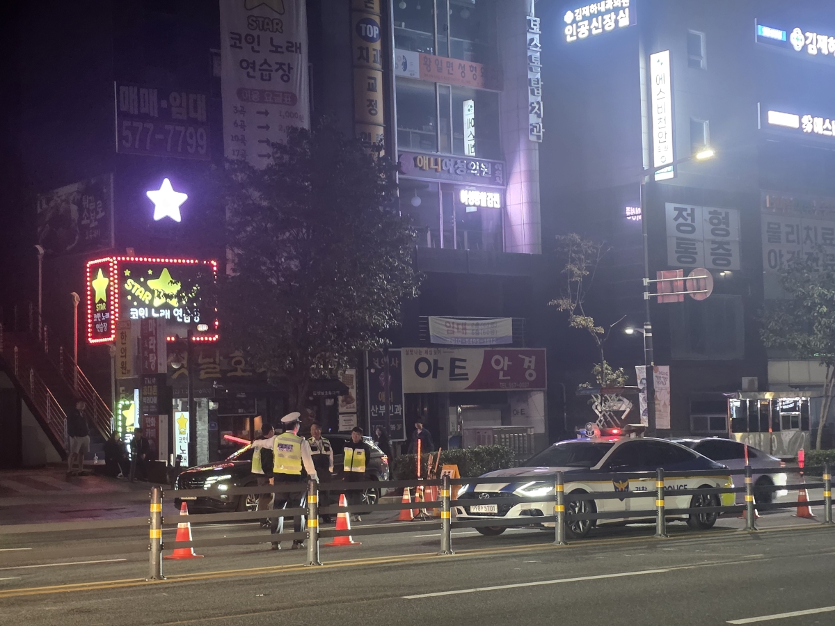 경찰이 야간에 천안의 신세계백화점 충청점 앞에서 특별 단속활동을 펼치고 있다. 충남경찰청 제공