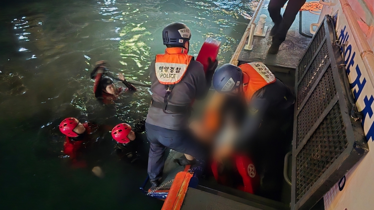 해양경찰이 부산 영도구 대교물양장 근처 바다에 빠진 40대 여성을 구조하고 있다. 부산해경 제공