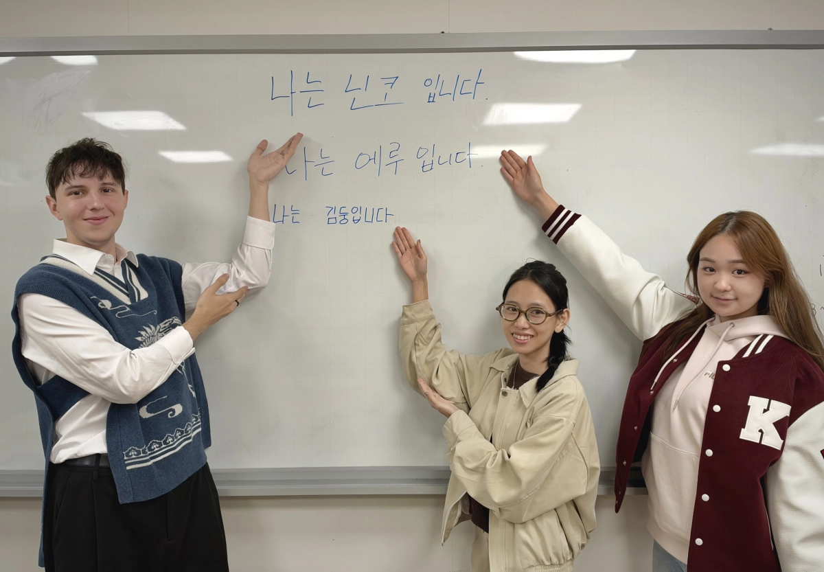 제100주년 한글날을 하루 앞둔 지난 8일 서울 성북구 고려대 한국어센터에서 만난 닌코 파블로비치(왼쪽부터), 레 킴 둥, 하기와라 에루가 화이트보드에 한글로 이름을 적어 자신을 소개하고 있다. 정회하 기자