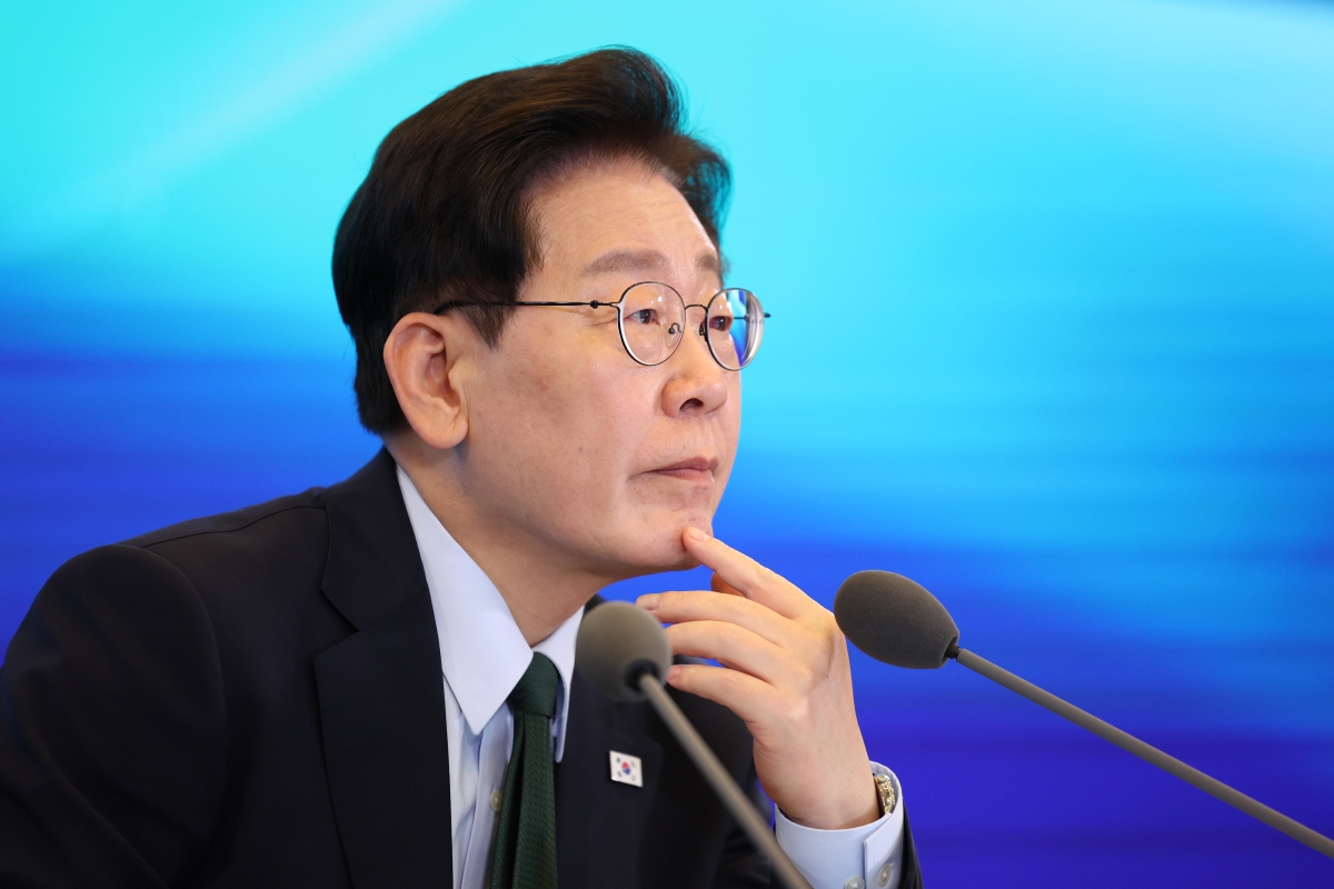 이재명 대통령이 7일 서울 한 회의장에서 열린 한국형 녹색대전환(K-GX) 전략 국민보고회에서 발표를 듣고 있다. 2026.10.7 연합뉴스