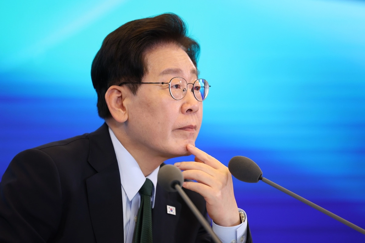 이재명 대통령이 7일 서울 한 회의장에서 열린 한국형 녹색대전환(K-GX) 전략 국민보고회에서 발표를 듣고 있다. 2026.10.7 연합뉴스