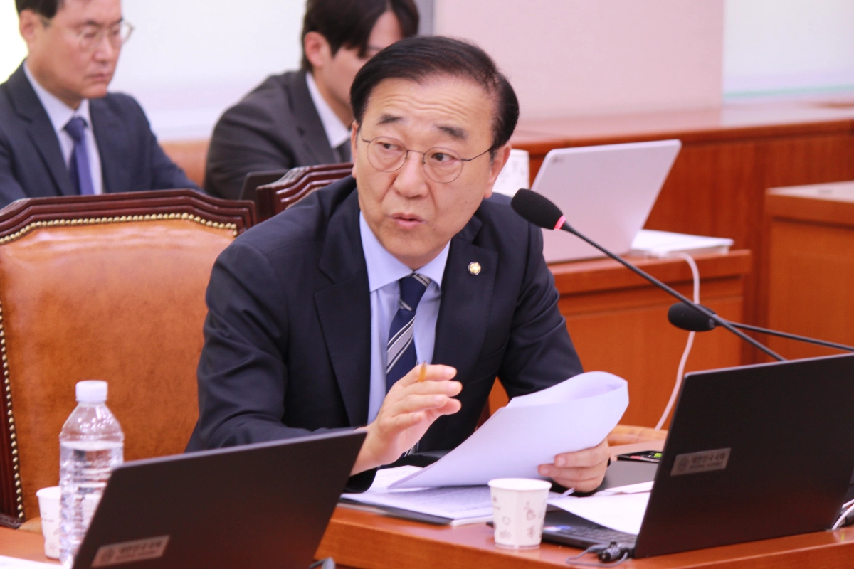 김윤덕 더불어민주당 의원이 지난 7일 국회 문화체육관광위원회 국정감사에서 최휘영 문화체육관광부 장관을 상대로 질의하고 있다. 김윤덕 의원실 제공