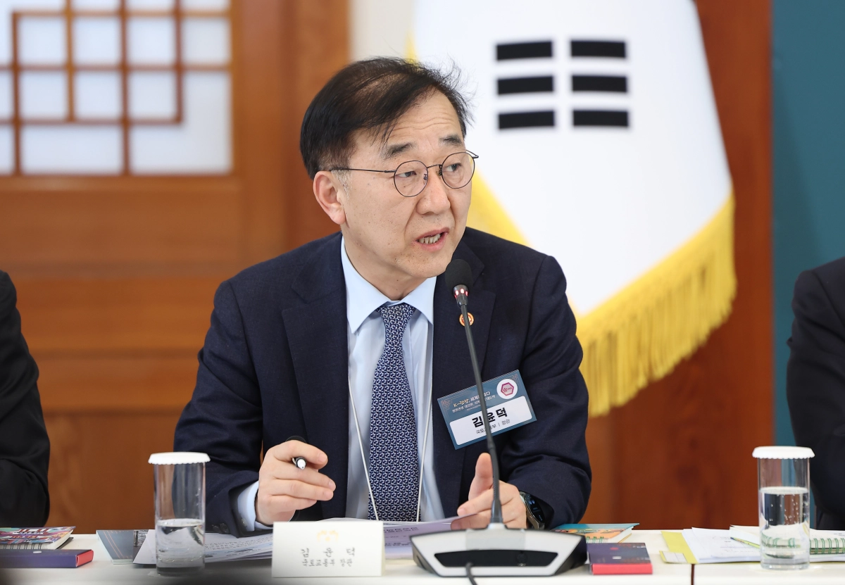 김윤덕 더불어민주당 의원이 국토부장관을 역임하던 지난 2월 25일 청와대에서 열린 확대국가관광전략회의에서 발언하고 있다. 연합뉴스