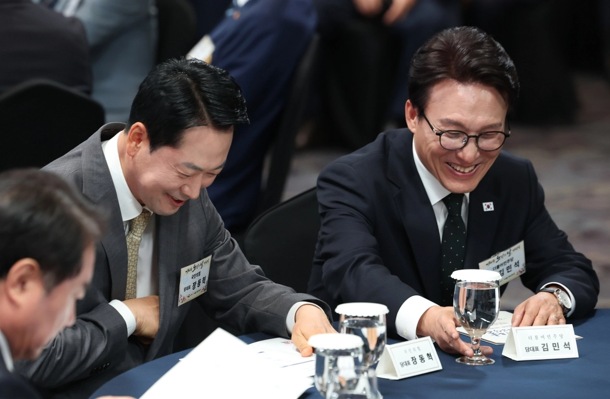 김민석 더불어민주당 대표와 장동혁 국민의힘 대표가 지난 2일 서울의 한 호텔에서 열린 제30회 노인의 기념식에서 대화하며 웃음을 짓고 있다. 연합뉴스
