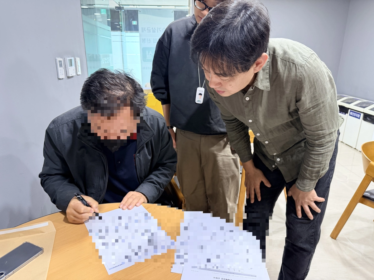 지난 8일 서울 은평구 한국환경산업기술원 가습기살균제 손해 배상 접수처에서 황동건(65)씨가 담당자의 안내에 따라 배상 심의 신청서를 작성하고 있다. 이지 기자