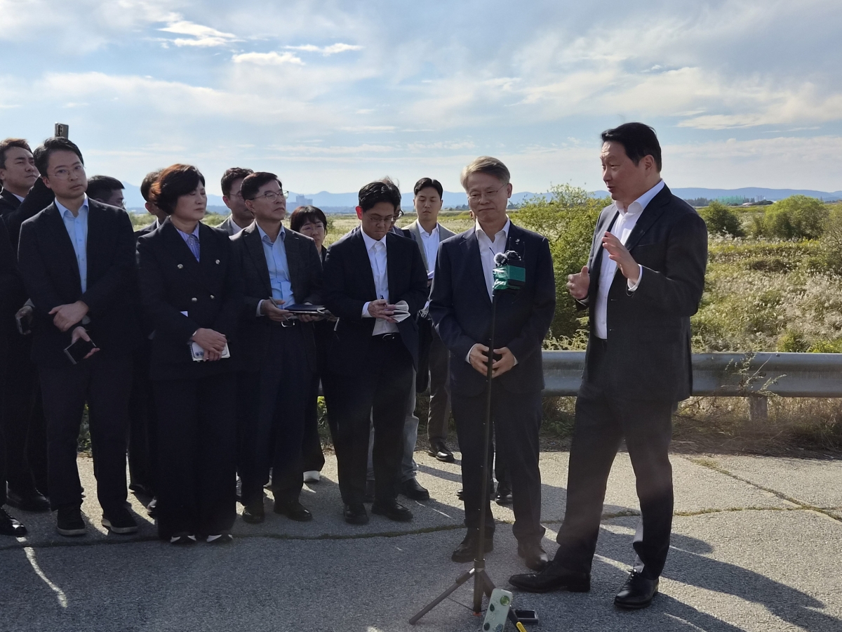 최태원 SK 그룹 회장과 민형배 전남광주통합특별시장이 9일 광주 군공항 탄약고 이전 예정지를 찾아 호남권 반도체 산단 조성 예정 부지를 살펴본 후 향후 계획을 설명하고 있다.