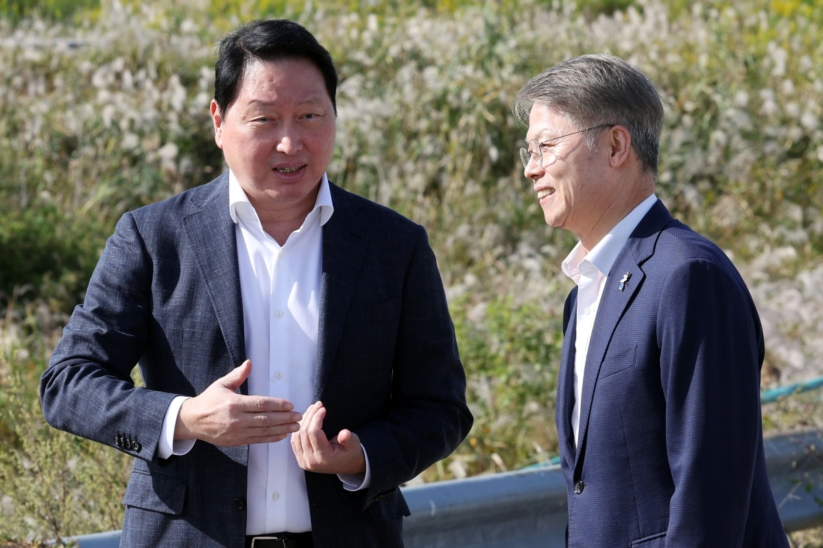 반도체 들어설 부지에서 대화하는 최태원·민형배