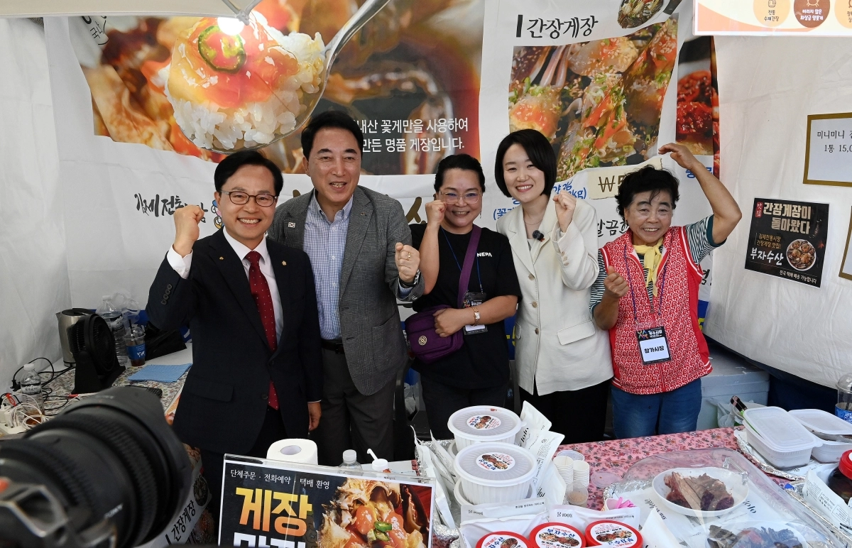 박수현 충남지사가 9일 공주시 일원에서 개막한 ‘2026 전국우수시장박람회’에서 현장 목소리 청취 후 상인들과 기념사진을 촬영하고 있다. 도 제공