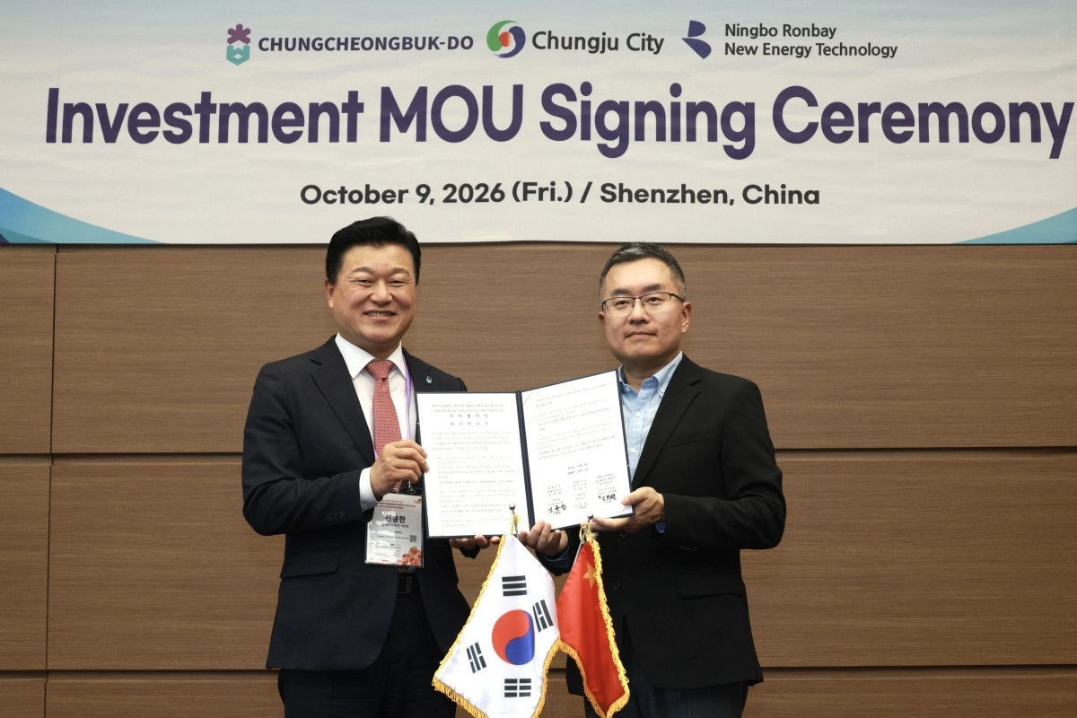 신용한(왼쪽) 충북지사가 9일 중국 선전에서 이차전지 소재기업인 닝보 롱바이사와 투자협약을 체결하고 있다. 충북도 제공.