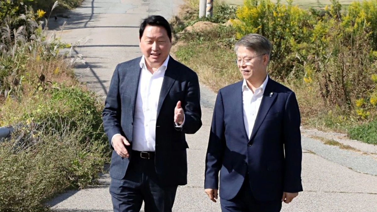 최태원(왼쪽) SK그룹 회장이 9일 광주 탄약고 부지에서 민형배 전남광주통합특별시장과 반도체 팹 구축 방안에 대해 이야기를 나누고 있다. SK하이닉스 제공