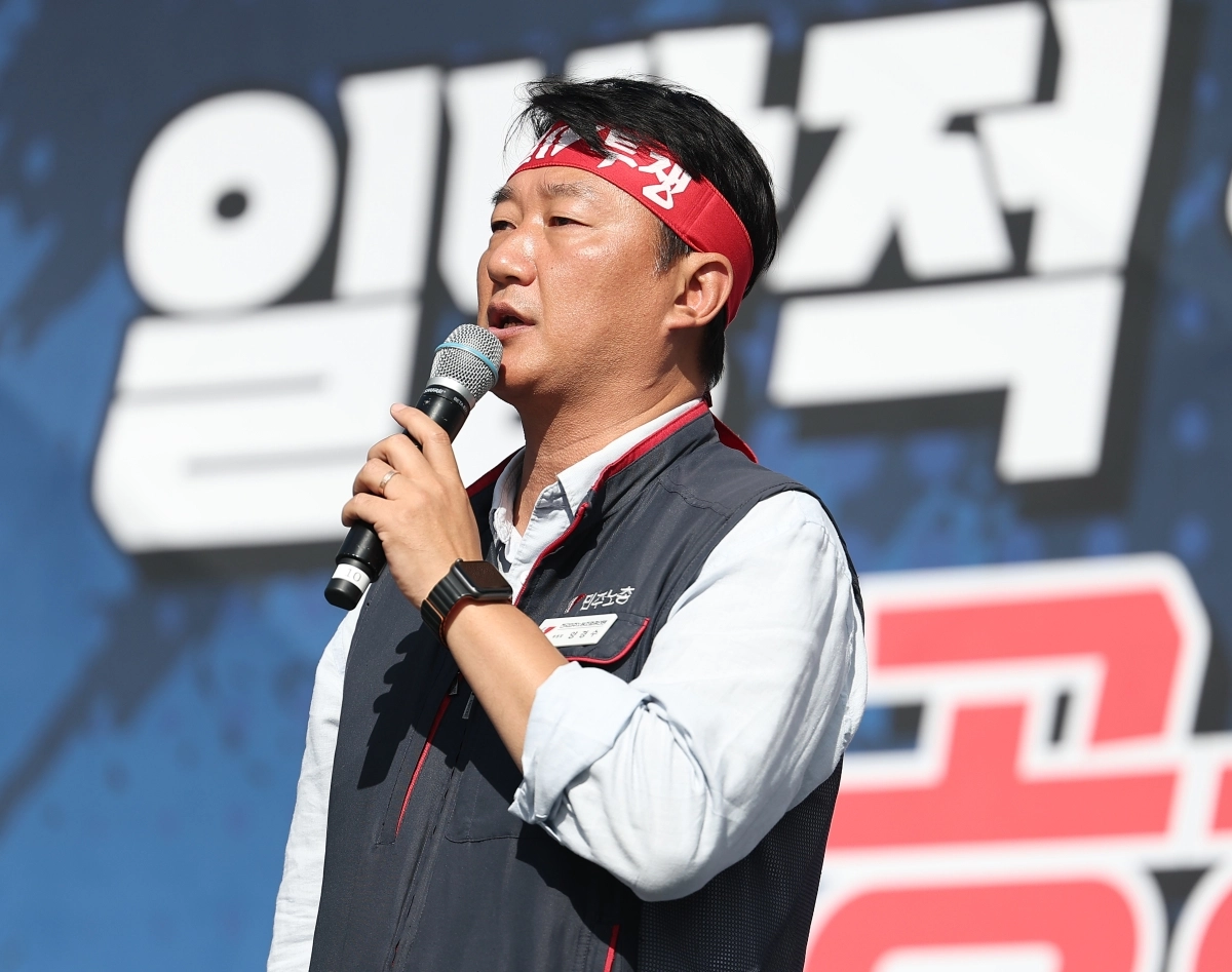 양경수 민주노총 위원장이 9일 서울 종로구 동십자각 교차로 인근에서 열린 양대노총 공공노동자 총력투쟁 결의대회에서 연대사를 하고 있다. 연합뉴스
