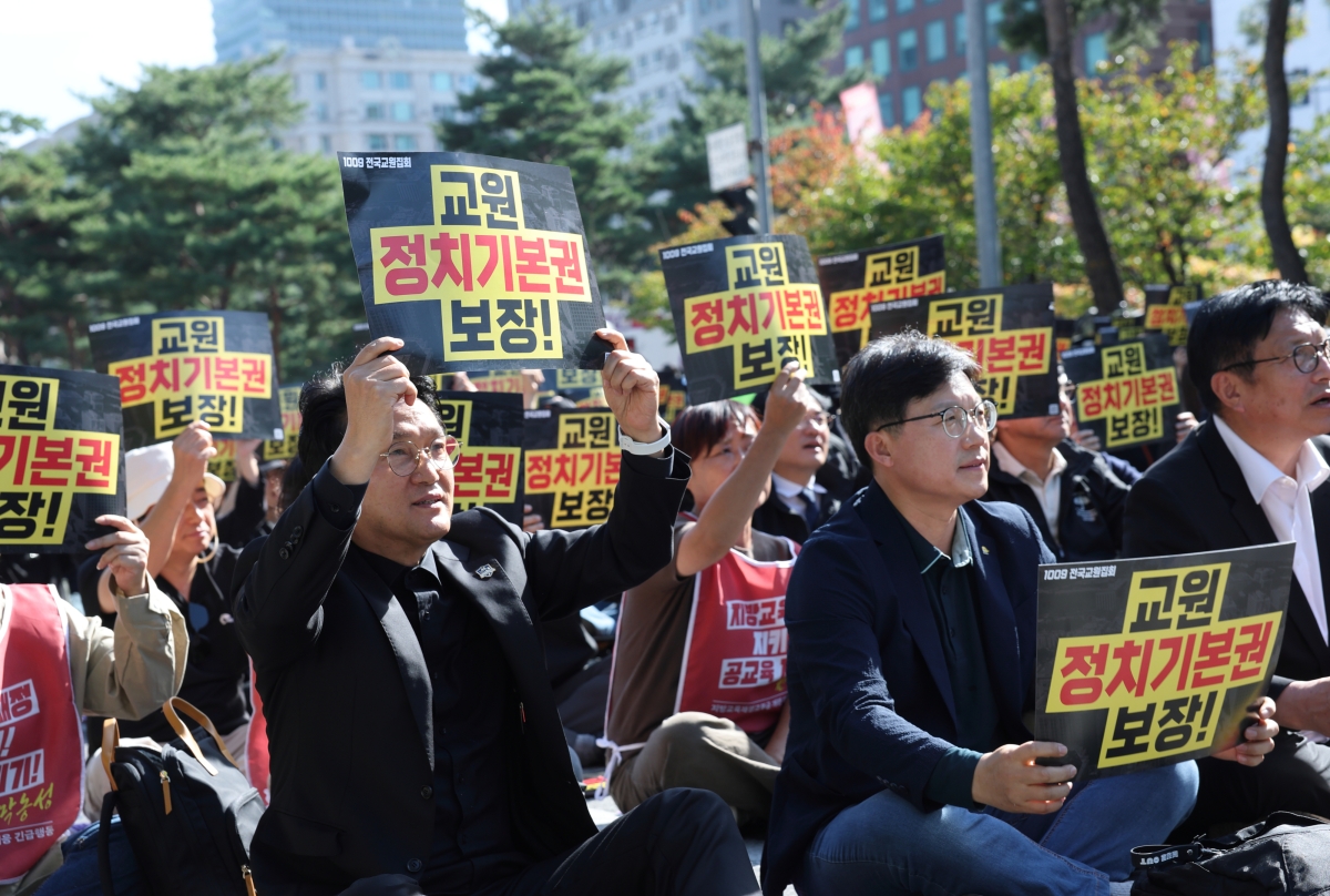 안민석 경기도교육감이 9일 국회 앞에서 열린 ‘교육활동 보장 법 개정 촉구 전국 교원 집회’에 참석해 교육활동 보장을 위한 법 개정 촉구하고 있다. 경기도교육청 제공