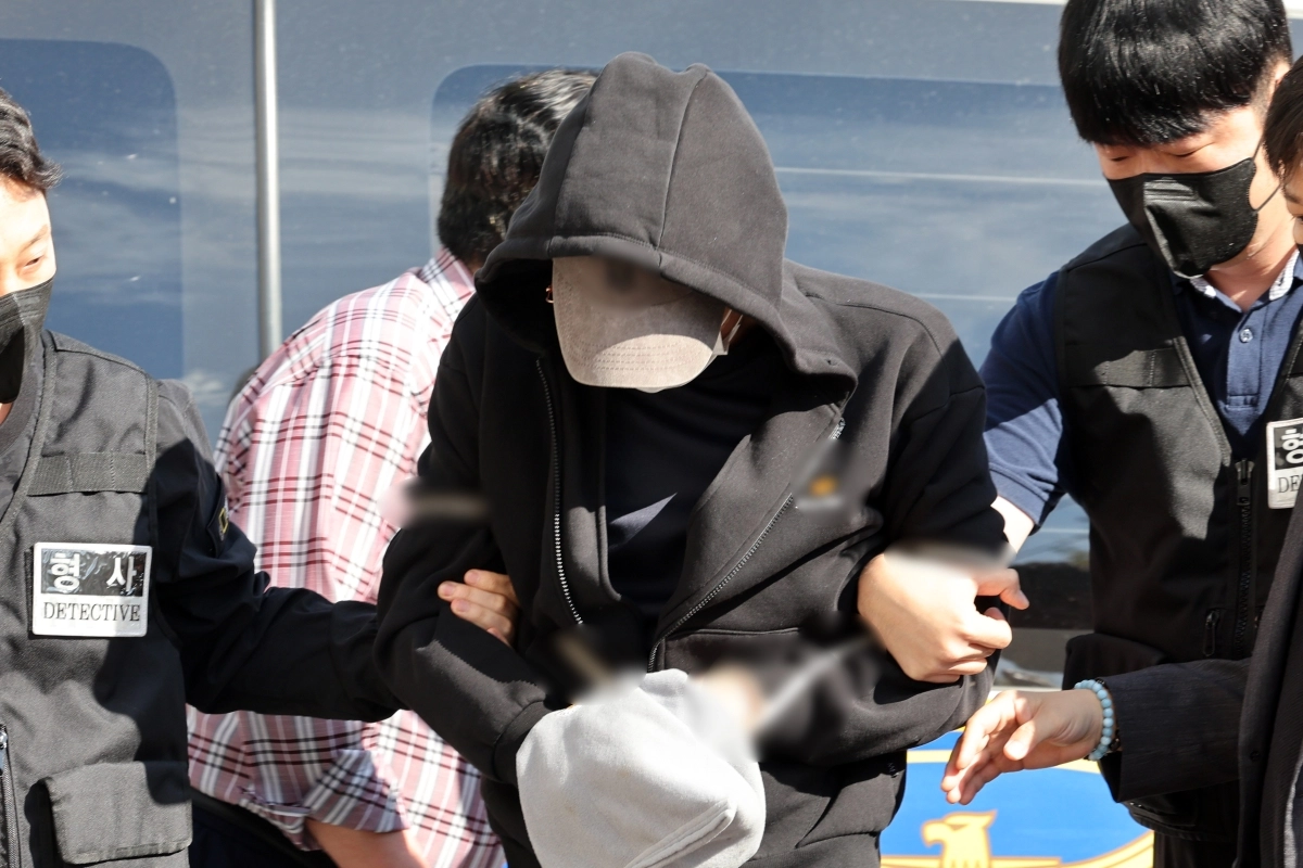 평소 알고 지내던 60대 부부를 살해한 혐의로 체포된 A(50대)씨가 9일 오후 광주지방법원에서 열린 구속 전 피의자 심문(영장실질심사)에 출석하고 있다. A씨는 지난 5일 오후 9시 28분부터 오후 11시 57분 사이 전남광주 나주시 한 주택에서 부부를 결박·살해하고 달아난 뒤 그들의 카드에서 600만원을 인출한 혐의(강도살인)를 받는다. 2026.10.9 연합뉴스