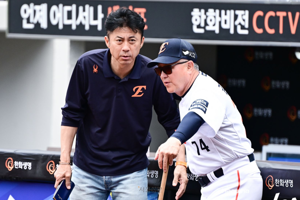 한화 이글스 손혁(왼쪽) 단장과 김경문 감독. 한화 이글스 제공
