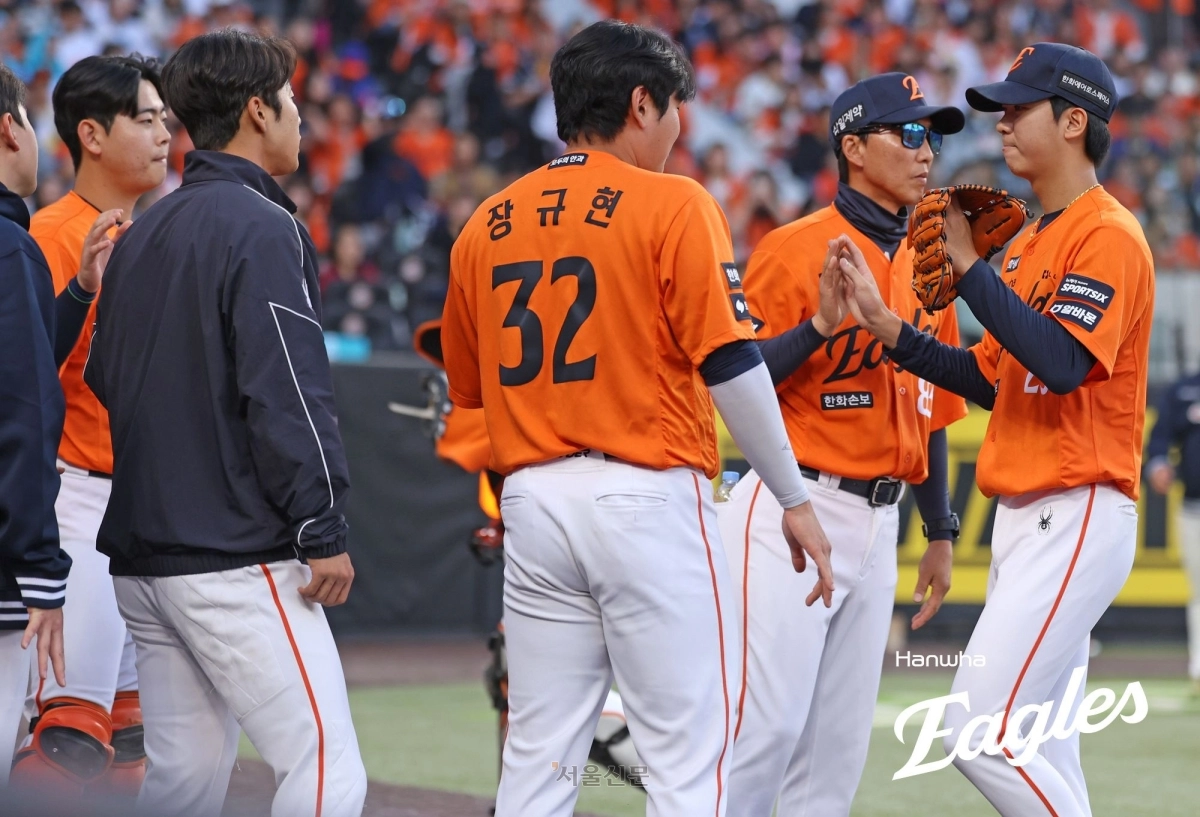 한화 이글스 선발 투수 황준서(오른쪽)가 10일 대전 한화생명 볼파크에서 열린 한화와 NC 다이노스의 시즌 최종전에서 마운드를 내려오며 동료들의 격려를 받고 있다. 2026.10.10 한화 이글스 제공