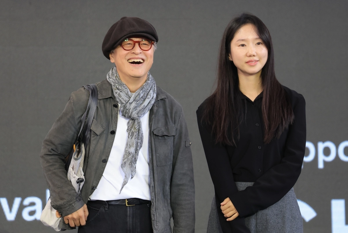 배우 권해효(왼쪽)와 박미소가 10일 부산 해운대구 영화의전당 루프씨어터에서에서 열린 제31회 부산국제영화제 ‘눈 둘 데가 없네’ 무대인사에서 포즈를 취하고 있다. 2026.10.10 뉴스1