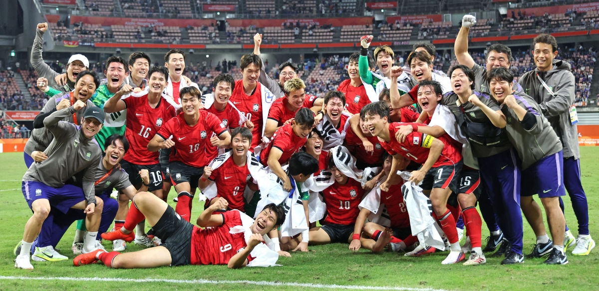 지난 3일 일본 아이치현 도요타 스타디움에서 열린 2026 아이치·나고야 아시안게임 남자 축구 대한민국과 일본의 결승에서 승리 후 금메달을 획득한 한국 선수들이 기뻐하고 있다. 도요타 연합뉴스