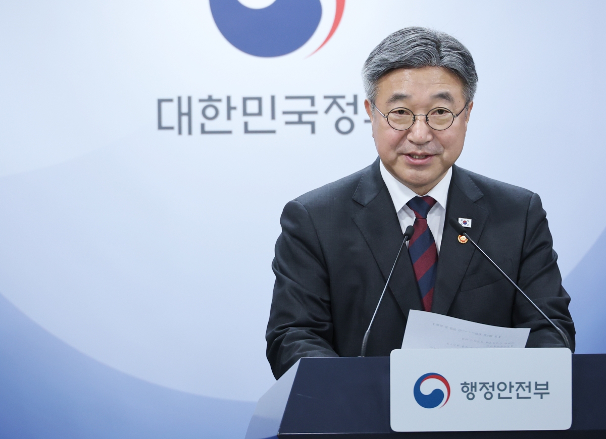 윤호중 행정안전부 장관이 7일 서울 종로구 정부서울청사에서 부산 금정구와 경기 동두천시, 경남 통영시 등 3곳을  인구감소지역으로 새로 편입한다는 내용의 인구감소지역 재지정 관련 브리핑을 하고 있다. 2026.10.7 연합뉴스