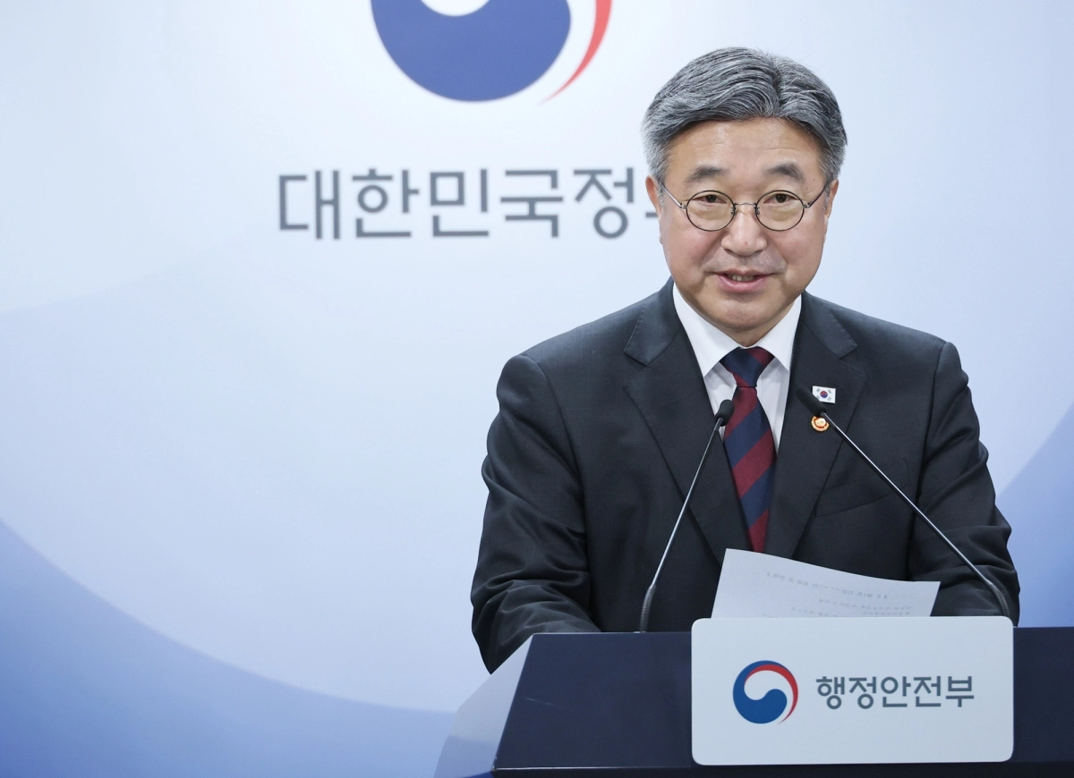윤호중 행정안전부 장관이 7일 서울 종로구 정부서울청사에서 부산 금정구와 경기 동두천시, 경남 통영시 등 3곳을  인구감소지역으로 새로 편입한다는 내용의 인구감소지역 재지정 관련 브리핑을 하고 있다. 2026.10.7 연합뉴스