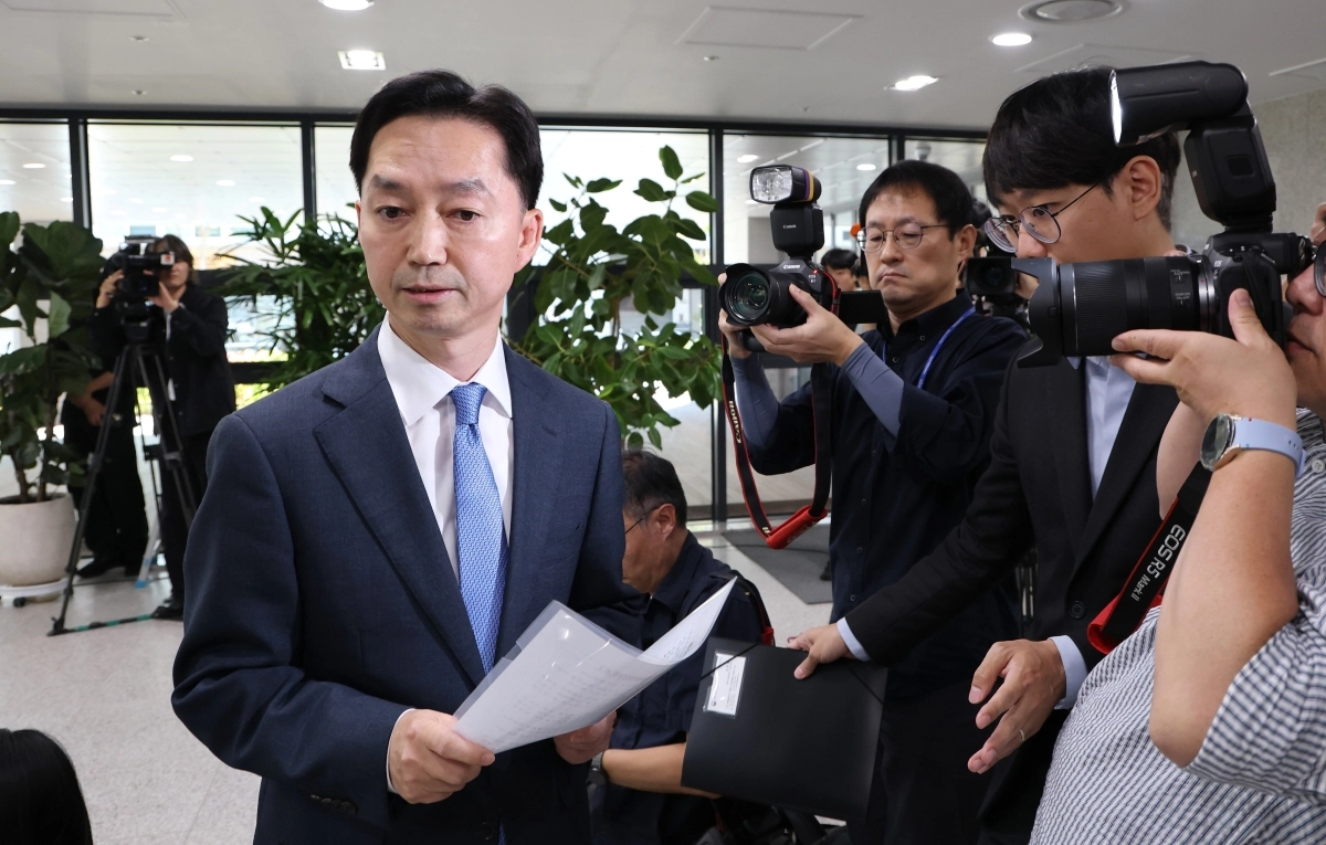 김지용 중대범죄수사청장 후보자가 8일 인사청문회 준비 사무실이 마련된 정부서울청사 창성동 별관에서 현안과 관련한 입장 발표를 마친 뒤 이동하고 있다. 2026.10.8 연합뉴스
