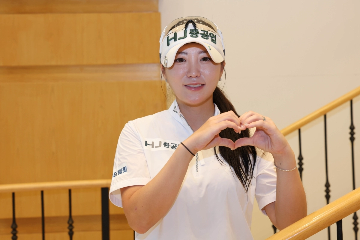 조아연은 2022년 H1 클럽에서 열린 호반 서울신문 위민스 클래식에서 우승했다. 4년 만에 H1 클럽에서 개최되는 아이스버그골프·서울신문 오픈에서 부활을 노리는 조아연이 손으로 하트를 만들어 보이고 있다. KLPGA 제공