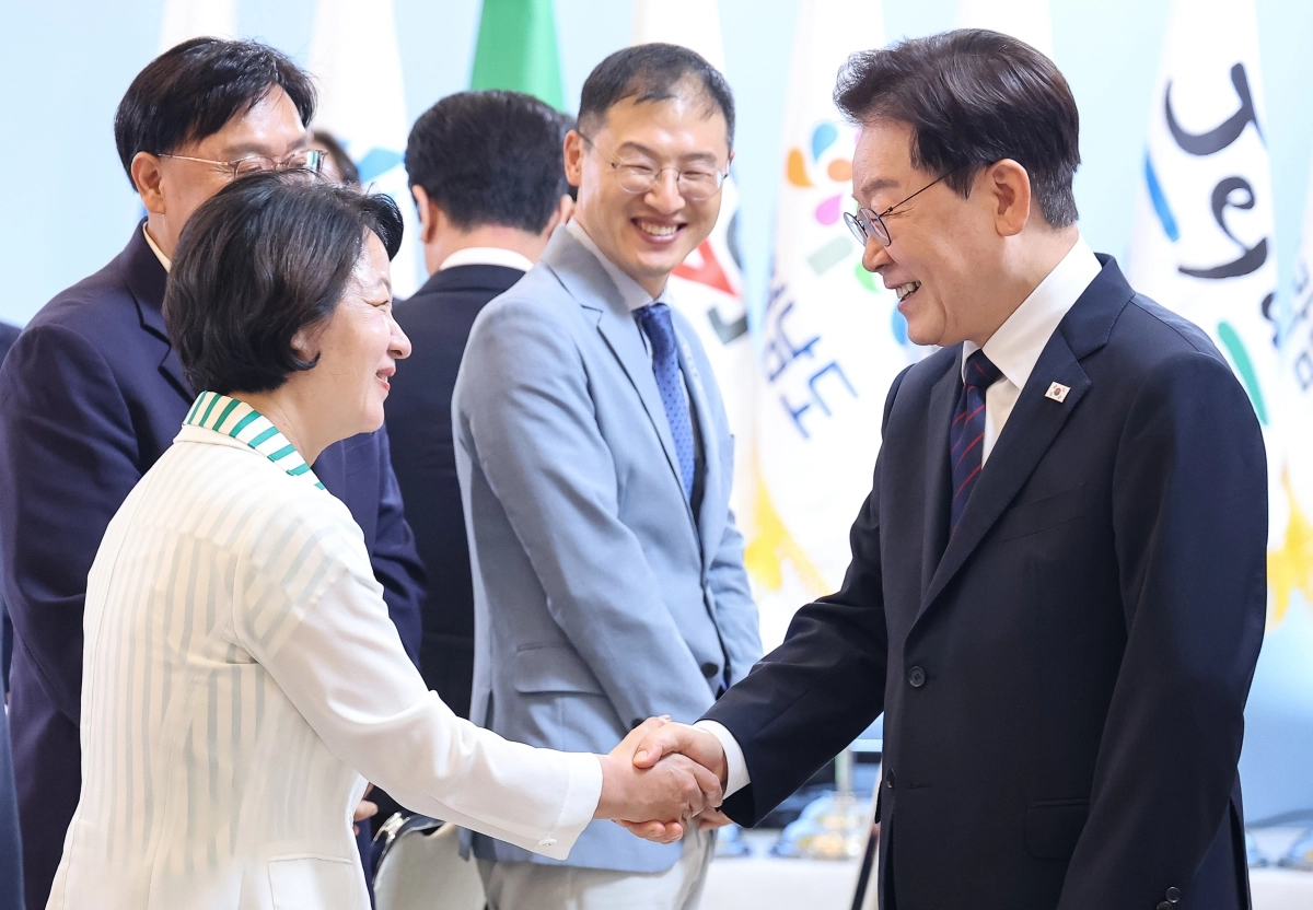 이재명 대통령이 지난 8월 청와대에서 열린 중앙지방협력회의에서 추미애(왼쪽) 경기지사와 악수하는 모습. 가운데는 김상욱 울산시장. 뉴스1