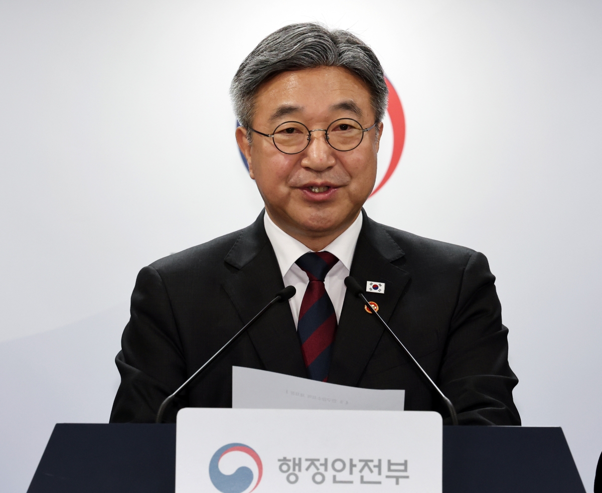 윤호중 행정안전부 장관이 7일 서울 종로구 정부서울청사에서 인구감소지역 재지정 관련 브리핑을 하고 있다.  2026.10.7 뉴스1