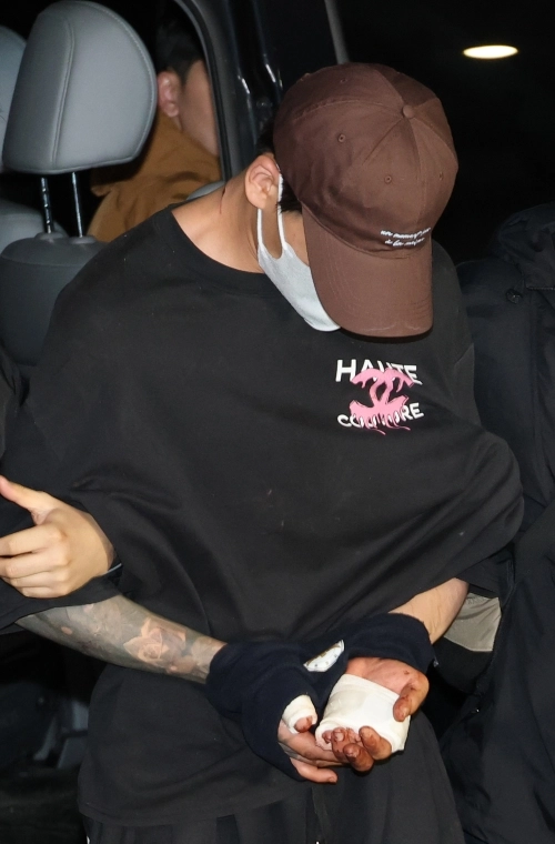 혼인 무효 소송 중 장모를 살해하고 아내를 납치한 혐의를 받는 20대 사회복무요원 A씨가 11일 서울 송파경찰서로 압송되고 있다. 연합뉴스
