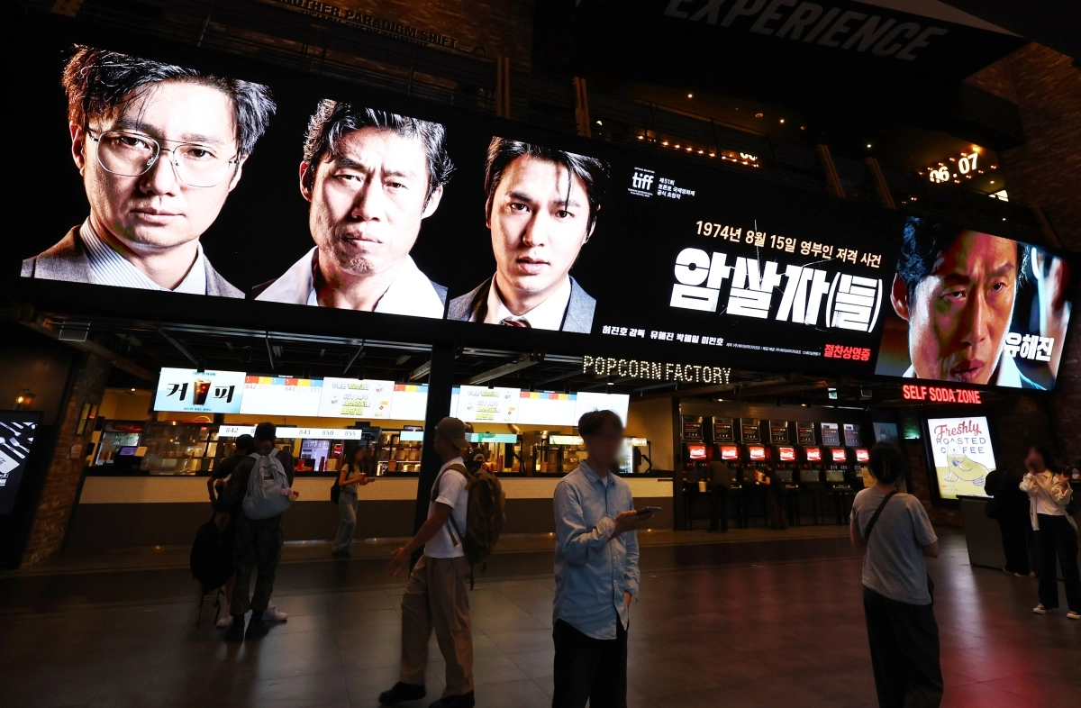 논란이 커지자 영화 ‘암살자(들)’ 제작진은 “상상력으로 재구성한 극영화일 뿐”이라고 반박했다. 그러나 허구는 단순히 ‘가짜’가 아니라는 점에서 사회적 파장에 대한 성찰과 논의가 뒤따라야만 한다. 사진은 서울시내 한 영화관에 걸린 ‘암살자(들)’ 홍보물.        연합뉴스