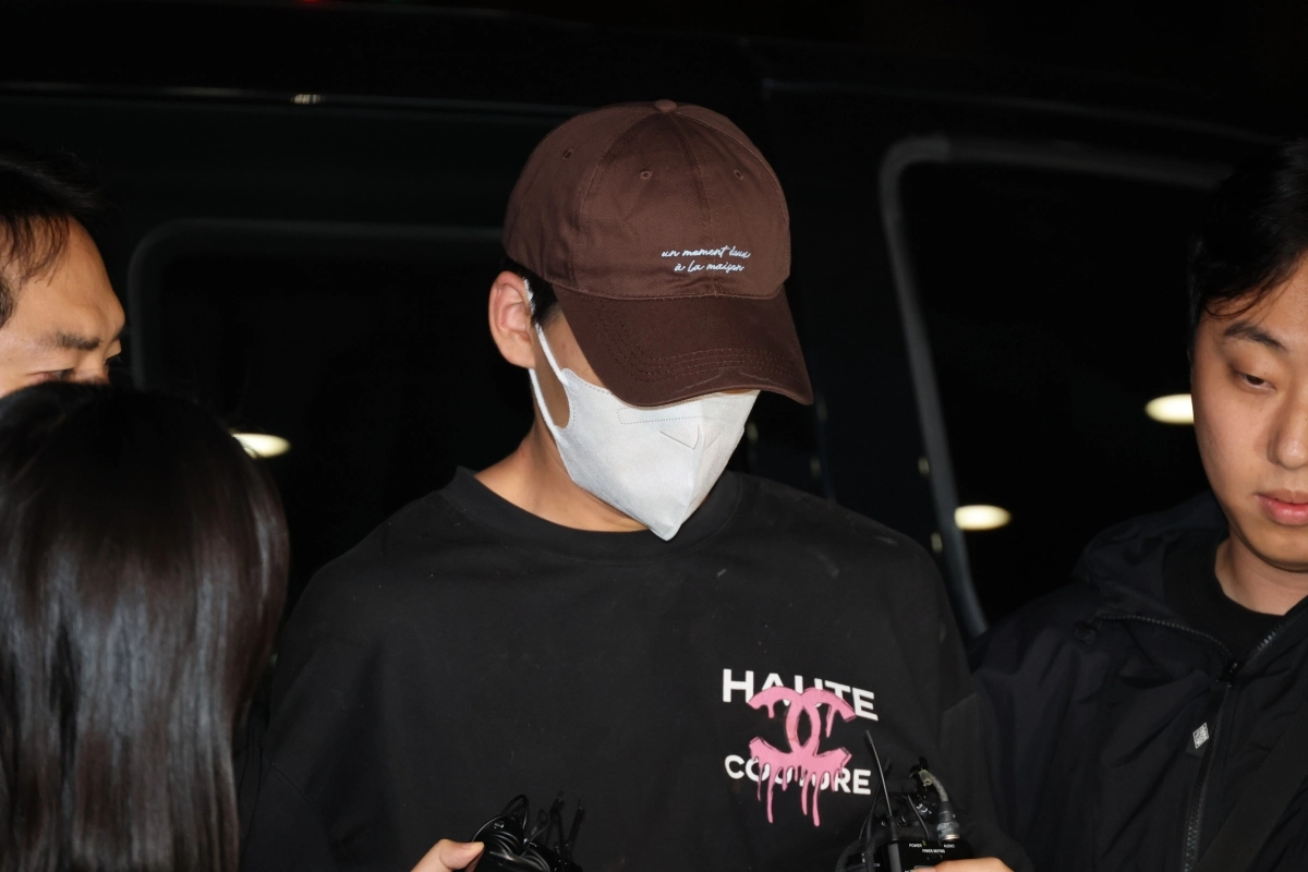 장모를 살해하고 및 아내를 납치한 20대 남성 A씨가 11일 서울 송파경찰서로 압송되고 있다. A씨는 가정폭력으로 별거 중이던 아내의 은신처를 찾아가 장모를 흉기로 살해하고 아내를 납치했다가 7시간 만에 강원 양양군에서 경찰에 붙잡혔다. 2026.10.11. 연합뉴스