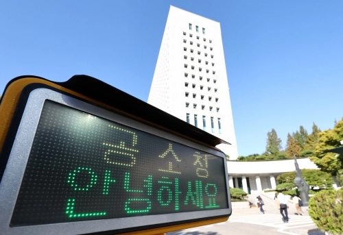 공소청·중대범죄수사청이 출범한 2일 서울 서초구 공소청에서 직원들이 출근하고 있다. 2026.10.2 뉴스1