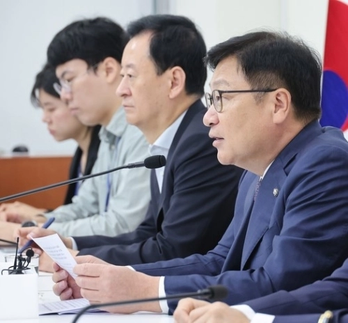 정점식(오른쪽) 국민의힘 원내대표가 11일 국회에서 열린 국정감사 현안 관련 기자간담회에서 발언하고 있다. 정 원내대표 왼쪽은 최은석 원내수석대변인. 뉴스1