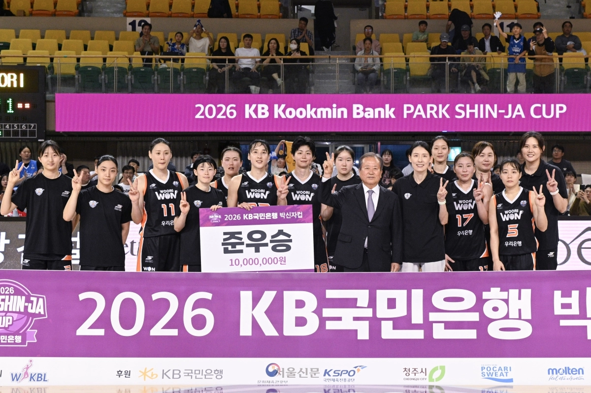 아산 우리은행 선수들이 전주원 아산 우리은행 감독이 11일 충북 청주체육관에서 열린 2026 KB국민은행 박신자컵 결승전 후지쯔에 패해 준우승을 차지한 후 단체사진을 찍고 있다. 2026.10.11 WKBL 제공