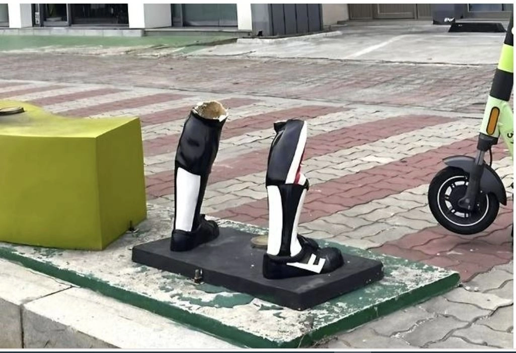 11일 전남광주 북구 용봉동 패션의거리 인도에 설치된 김성한 전 프로야구 해태 타이거즈 선수의 조형물이 파손돼 있다. (연합뉴스 제공)
