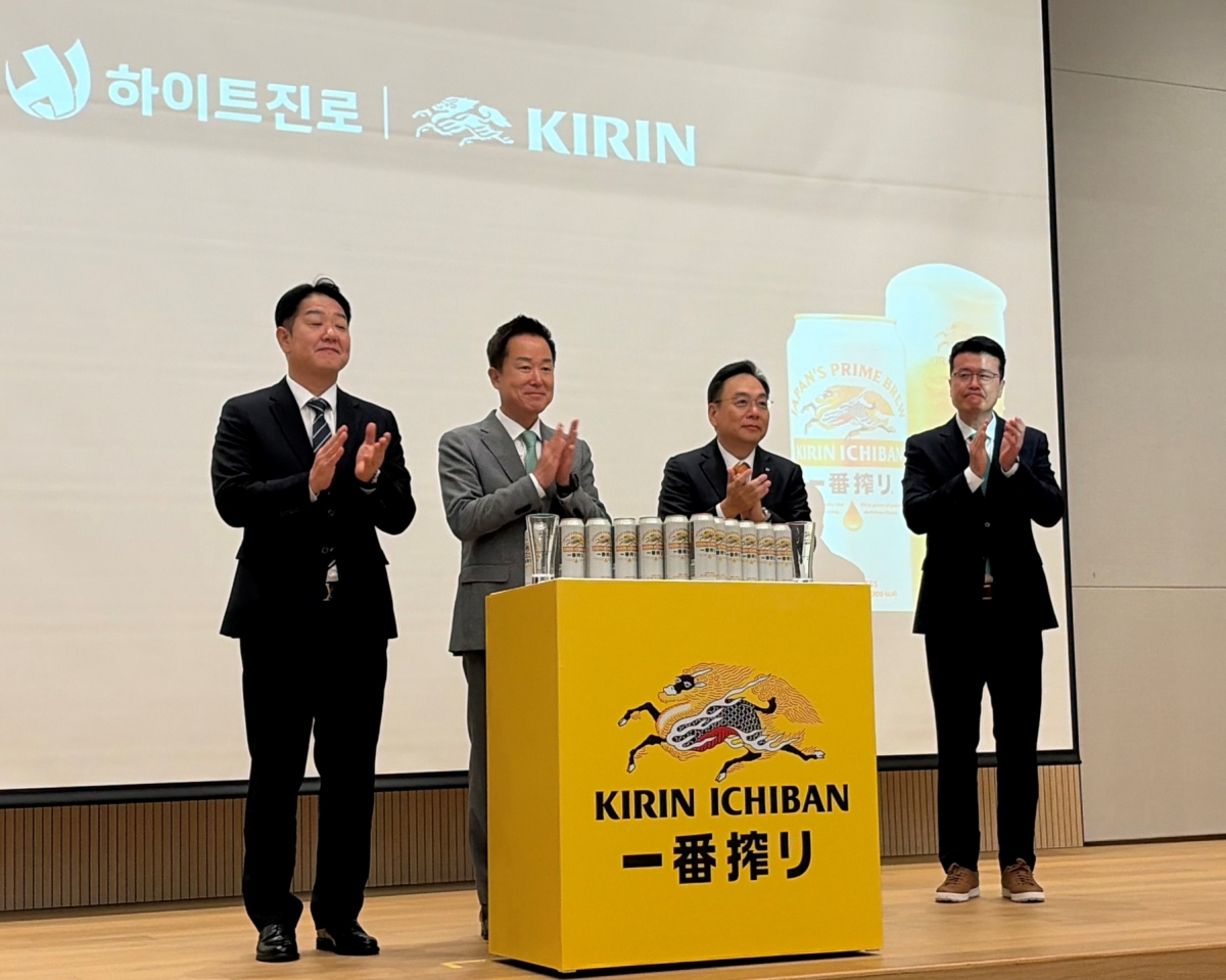 장인섭(왼쪽 두 번째) 하이트진로 대표가 지난 8일 경기 용인 하이트진로연구소에서 열린 ‘기린 캔맥주 국내 생산 개시 기자간담회’에서 국내 생산분 초도 물량 개봉식 후 박수를 치고 있다. 하이트진로 제공