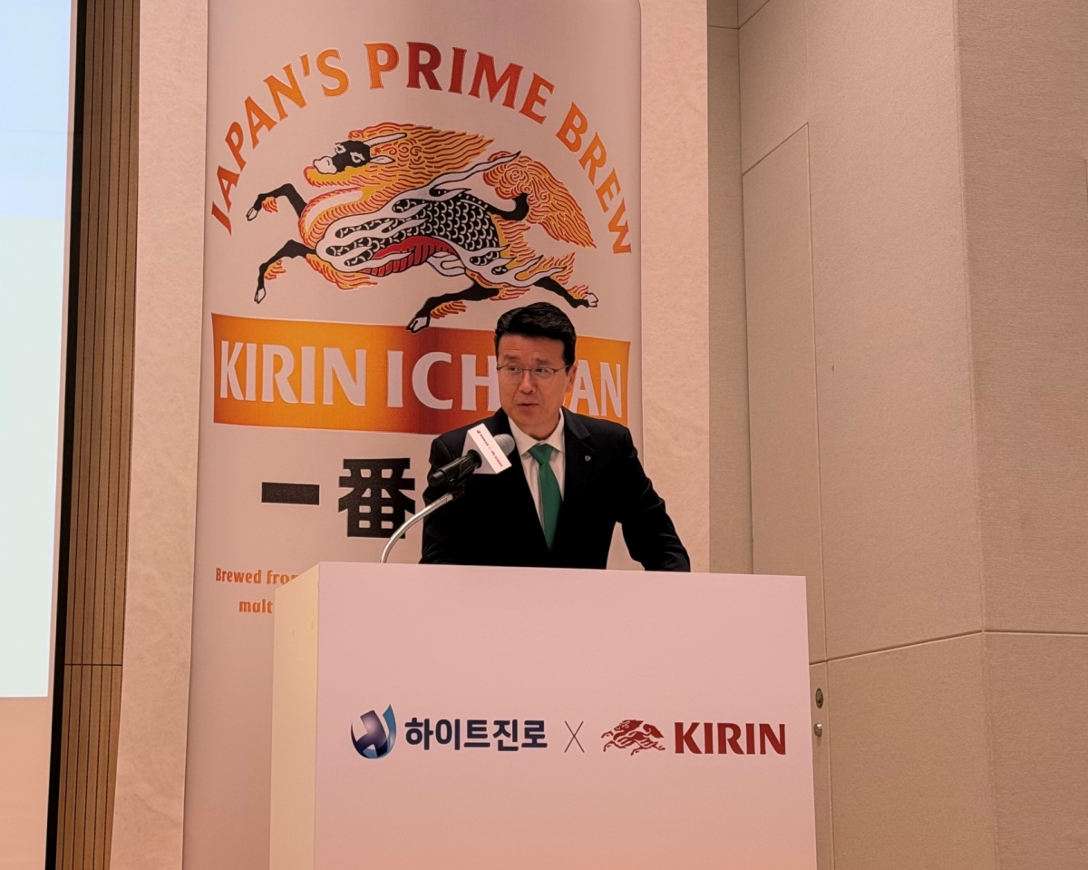권광조 하이트진로 프리미엄권역장이 8일 경기 용인 하이트진로연구소에서 기린 맥주 국내 생산에 대해 발표하고 있다. 하이트진로 제공