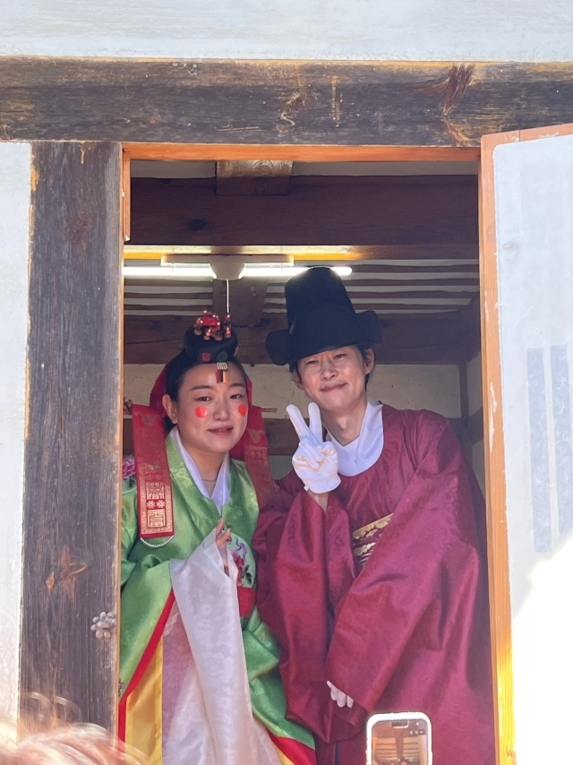 경북 예천의 한일 국제부부가 최근 경북도의 ‘작지만 특별한 결혼식’ 지원사업을 통해 최대 300만원의 예식비 지원을 받아 금당실마을에서 전통혼례를 올렸다. 경북도 제공