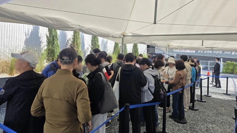 <연제갤러리자이 견본주택 외부 대기줄>