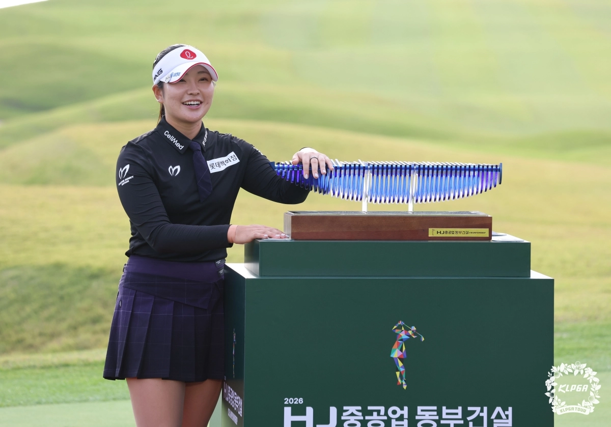 지난 11일 HJ중공업·동부건설 챔피언십에서 우승한 유현조가 우승 트로피 옆에서 활짝 웃고 있다. 유현조는 아이스버그·서울신문 오픈에서 2년 연속 시즌 상금 10억원 돌파를 노린다. KLPGA 제공.