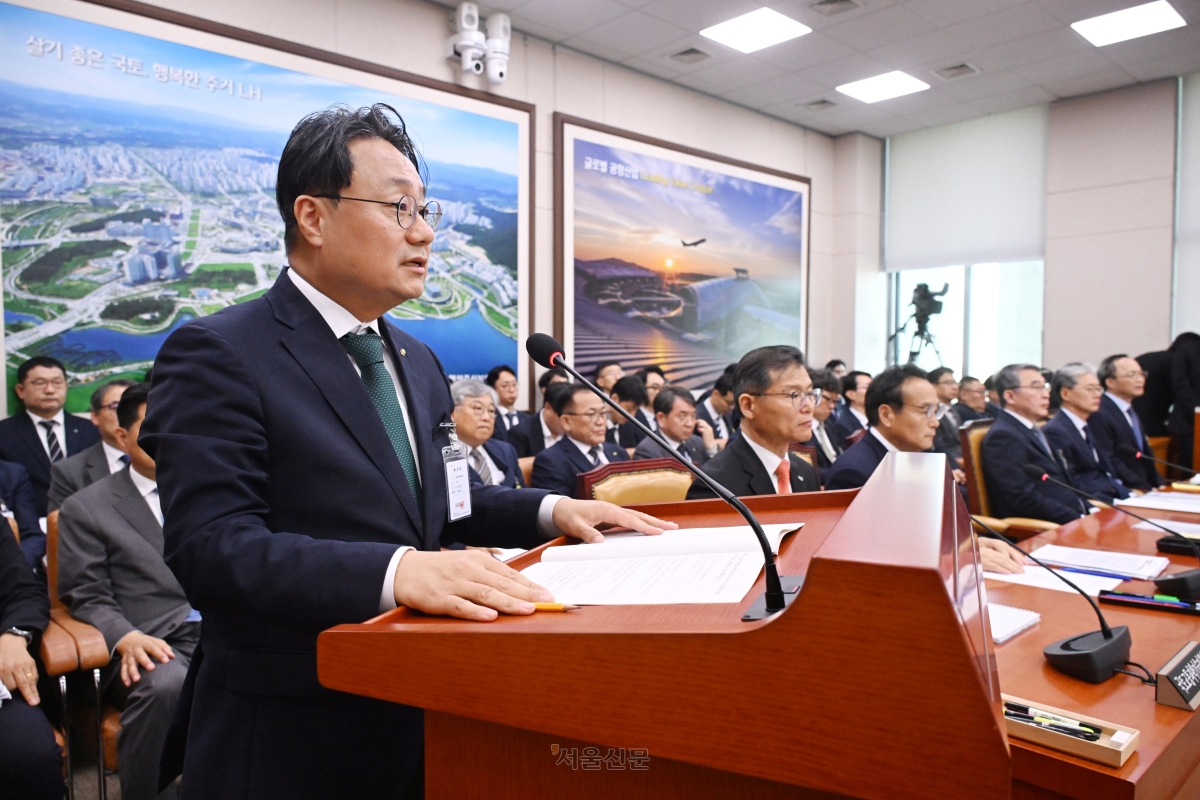 이성훈 한국토지주택공사(LH) 사장이 12일 국회에서 열린 국토교통위원회 국정감사에 출석해 기관 보고를 하고 있다. 2026.10.12 안주영 전문기자