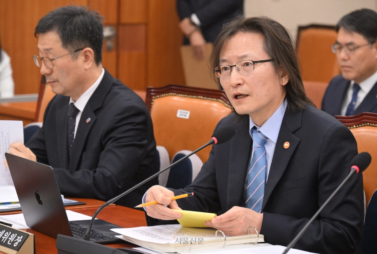 주병기 공정거래위원장이 12일 국회에서 열린 정무위원회 국정감사에서 의원질의에 답변하고 있다. 2026.10.12 안주영 전문기자