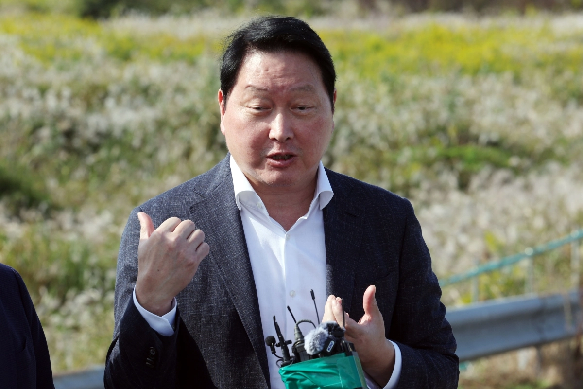 취재진 질문에 답변하는 최태원 회장