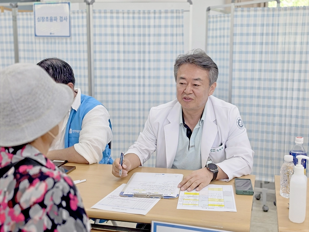 김희열 인천세종병원 심장혈관센터장(심장내과)이 덕적도 주민을 진료하고 있다.