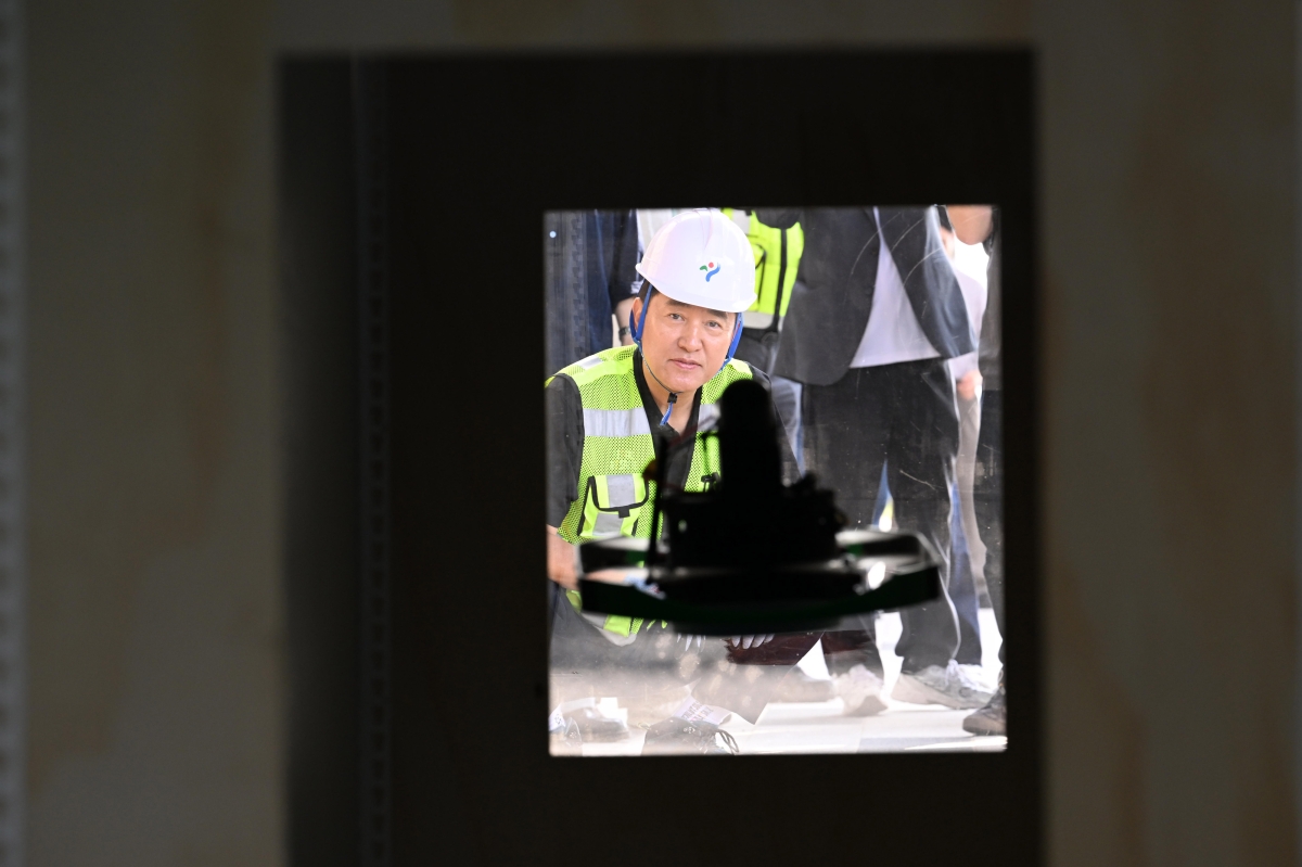 오세훈 서울시장이 12일 서울 용산 노들섬에서 교랑하부 지지대인 거더(Girder) 모형내부에 자율비행 드론의 교량 점검 시연을 참관하고 있다. 2026.10.12 도준석 전문기자