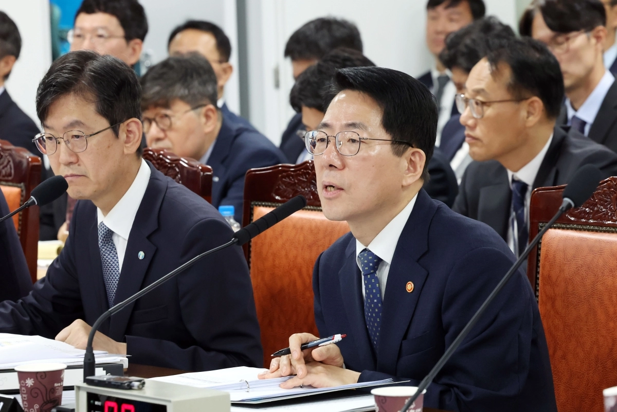 [황종우 해양수산부 장관이 12일 부산 동구 해양수산부 별관에서 열린 국회 농림축산식품해양수산위 국정감사에 참석, 의원 질의에 답변하고 있다. 뉴시스