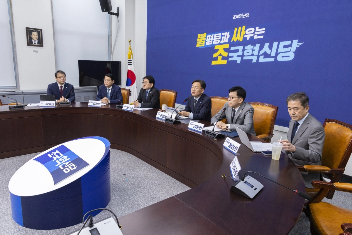 신장식 조국혁신당 대표가 국회에서 열린 최고위원회의에서 발언하고 있다. 연합뉴스