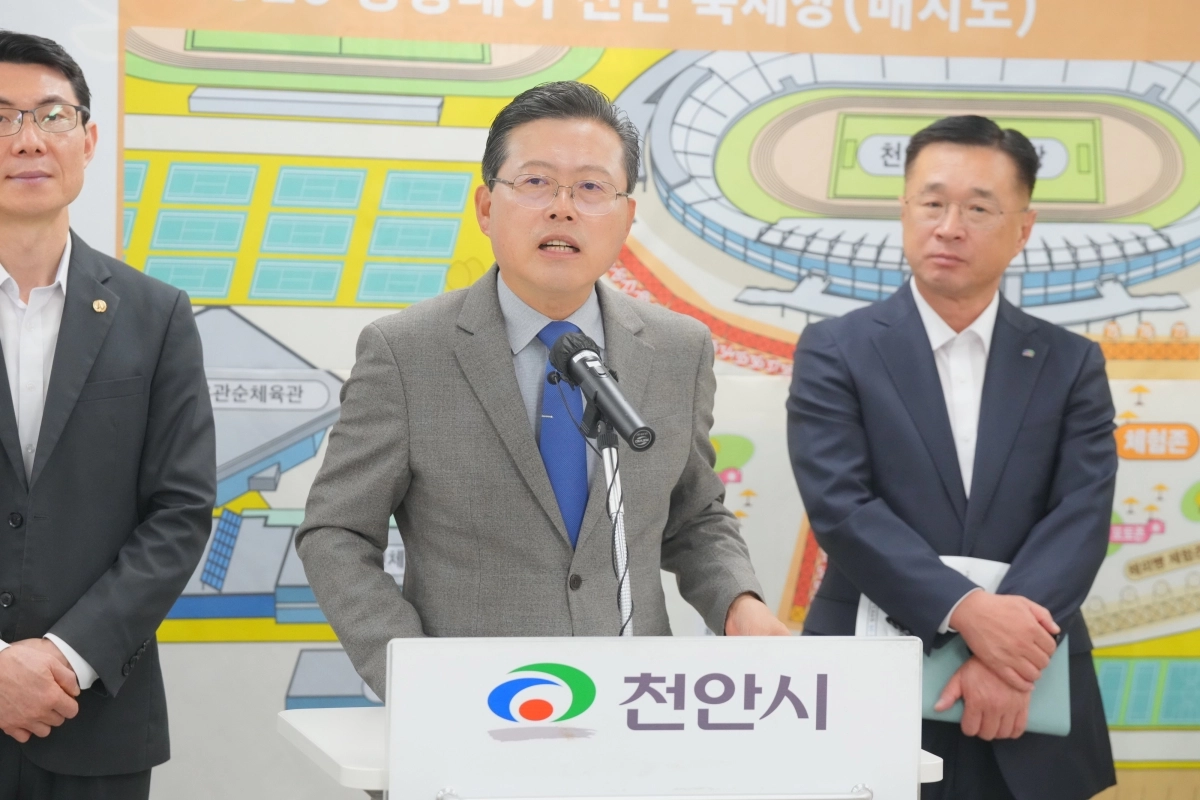 장기수 천안시장이 12일 정례브리핑을 열고 ‘2026 빵빵데이 천안’의 세부 추진계획을 발표하고 있다. 시 제공
