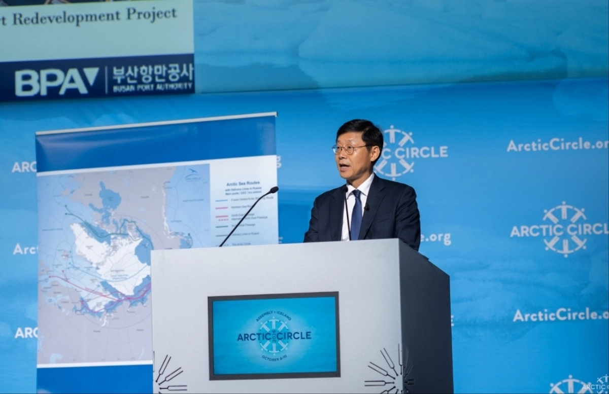 송상근 부산항만공사 사장이 아이슬란드 레이캬비크에서 열린 ‘2026 북극서클 총회’에서 ‘책임 있는 극지 연결을 위한 국제항만의 역할’을 주제로 발표하고 있다. 부산항만공사 제공
